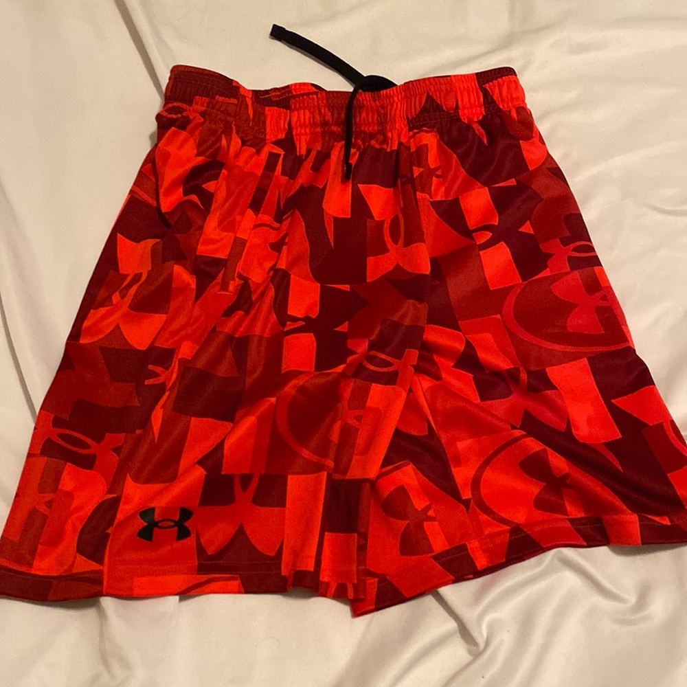 Red Under Armour boys L shorts